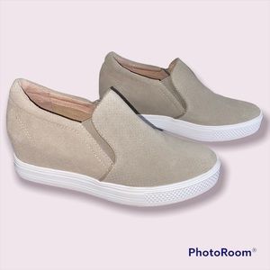 Gray suede leather wedges/platform shoes Size 5.5